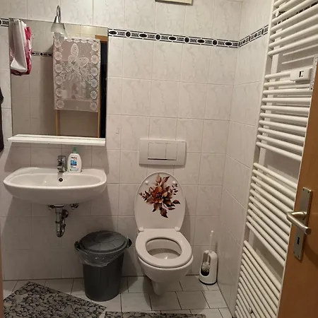 Ferienzimmer Healing Und Montuerwohnung Rum i privatbostad